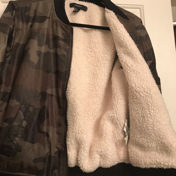 Women's Camo Bomber Jacket - SIZE: SMALL. - Picture 4 of 6